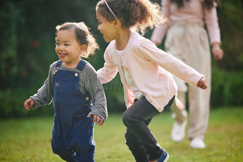 Kinder und Garten mit Familienspass spielen und Mobilität Entwicklung der Jugend draußen. Zuhause und glückliche Mädchen stockbild