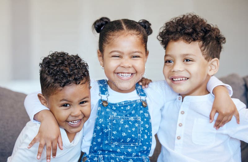 Kinder und Kinder mit Lächeln im Portrait auf Sofa im Wohnzimmer für Erinnerungsstein oder Wachstum. Junge lizenzfreie stockfotos