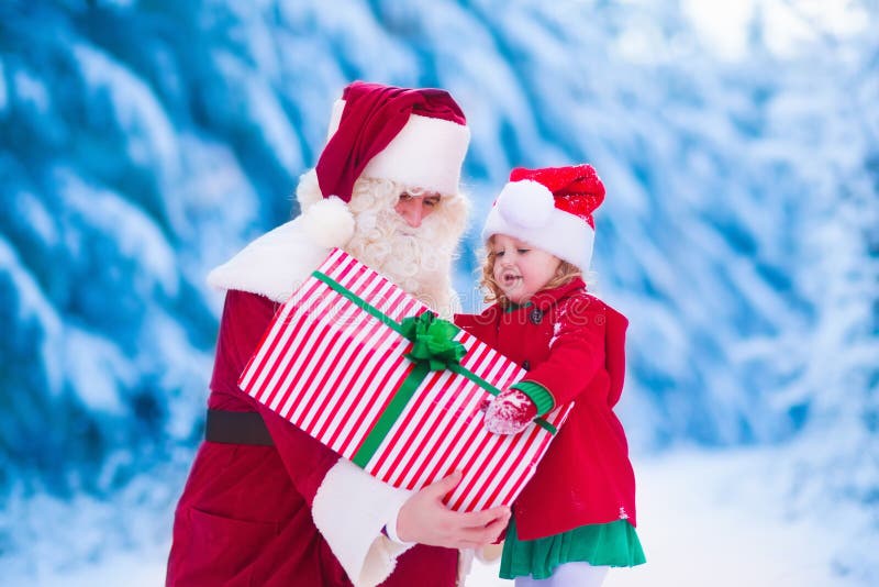 Kinder und Sankt mit Weihnachtsgeschenken stockfotos Kinder und Sankt mit Weihnachtsgeschenken stockfotos