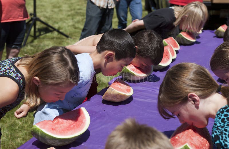 Kinder am Wassermelonenessenwettbewerb.