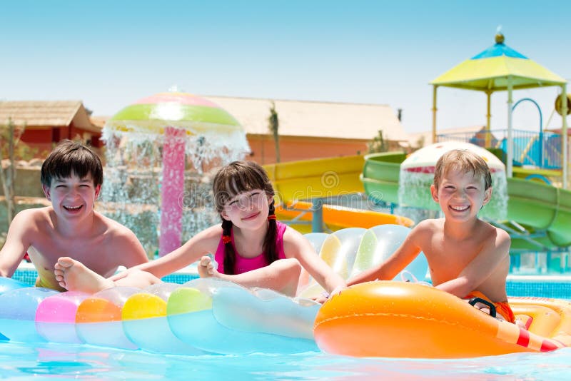 Kinder am Wasserpark stockfotos Kinder am Wasserpark stockfotos