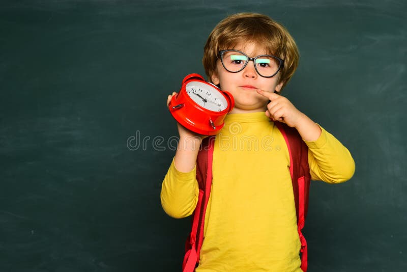 Kinder wird zur Schule fertig E r stockfotografie Kinder wird zur Schule fertig E r stockfotografie