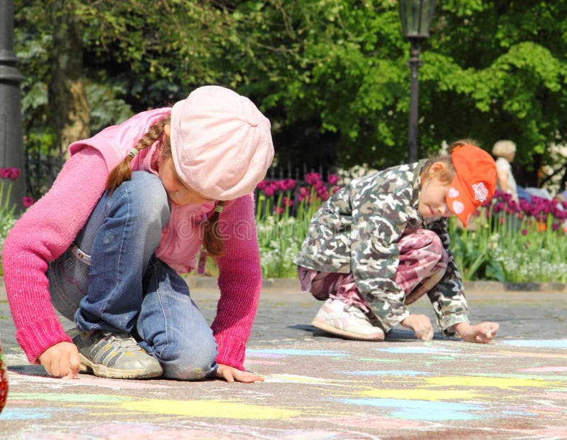 Kinder malen lizenzfreie stockfotos