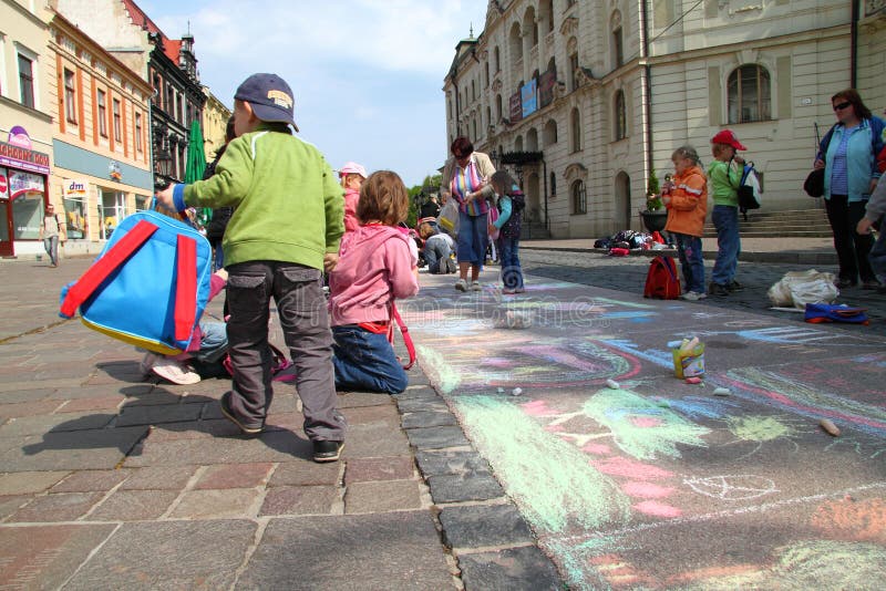 Kinder malen lizenzfreie stockbilder