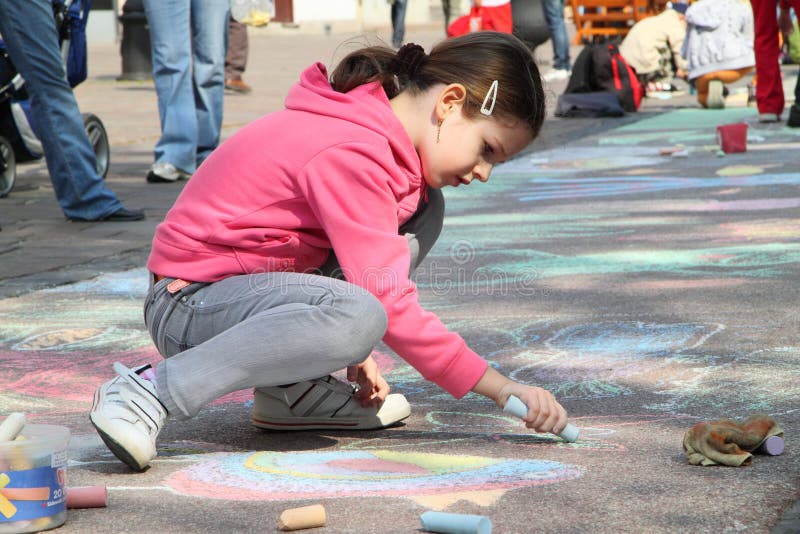 Kinder malen lizenzfreie stockfotografie