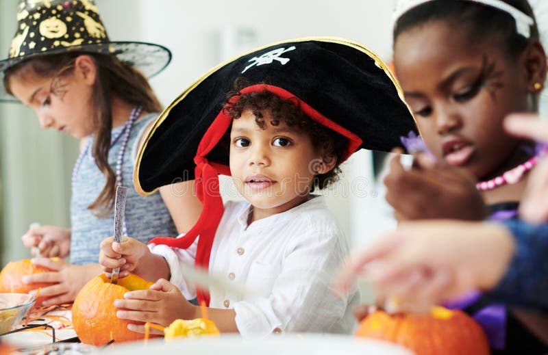 Kinder zwischen und Kürbis mit Portrait des Jungen in Piratenkostüm für Urlaubstradition. Carving-Fest und stockbild