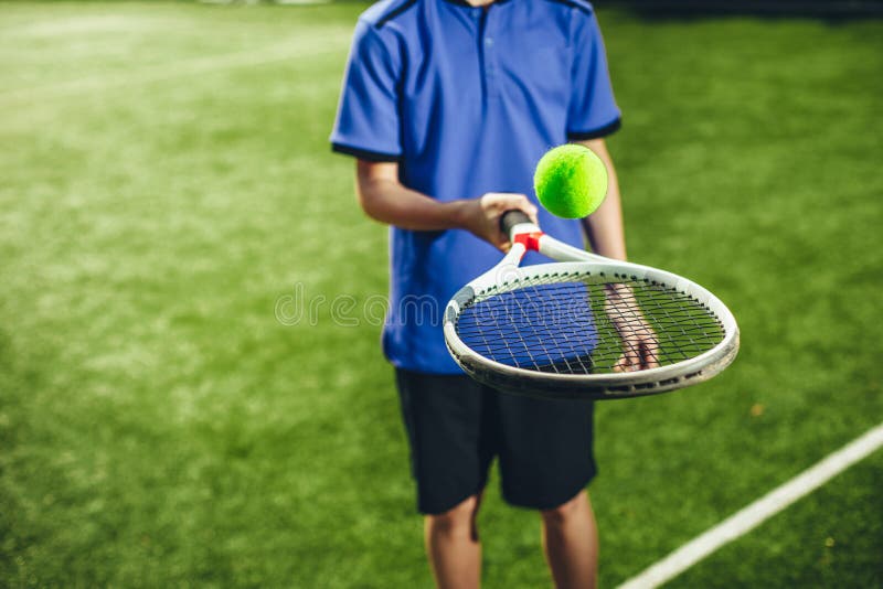 Kinderarm, der moderne Sportausrüstung hält stockfotos Kinderarm, der moderne Sportausrüstung hält stockfotos