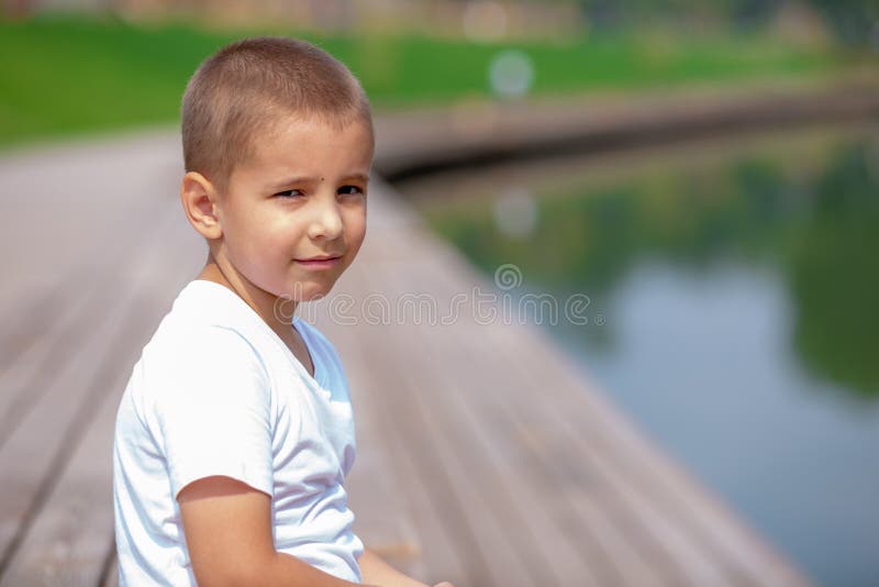 Kinderbild draußen Stattlicher kleiner Junge stockbild Kinderbild draußen Stattlicher kleiner Junge stockbild