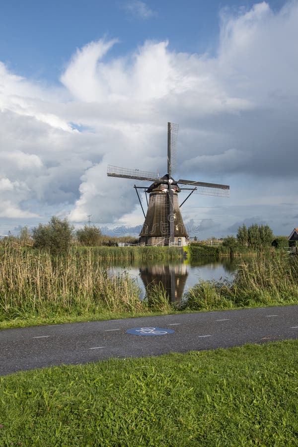 Kinderdijk, Pays-Bas, le 30 mai 2018 - moulins à vent chez Kinde image libre de droits Kinderdijk, Pays-Bas, le 30 mai 2018 - moulins à vent chez Kinde image libre de droits