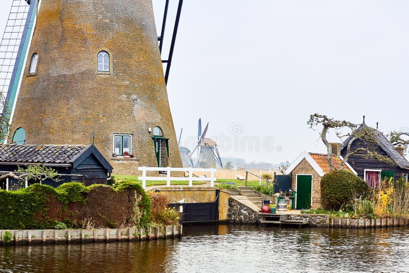 Kinderdijk södra Holland, Nederländerna, April 13, 2018: Beskåda av arkivfoton Kinderdijk södra Holland, Nederländerna, April 13, 2018: Beskåda av arkivfoton
