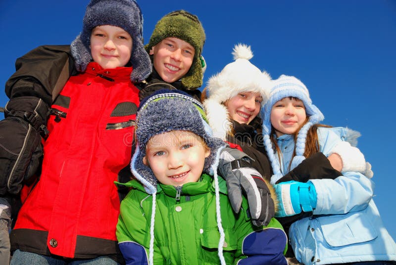 procent opwinding Bewust Kinderen in De Kleding Van De Winter Stock Afbeelding - Image of jongen,  hoed: 4190719