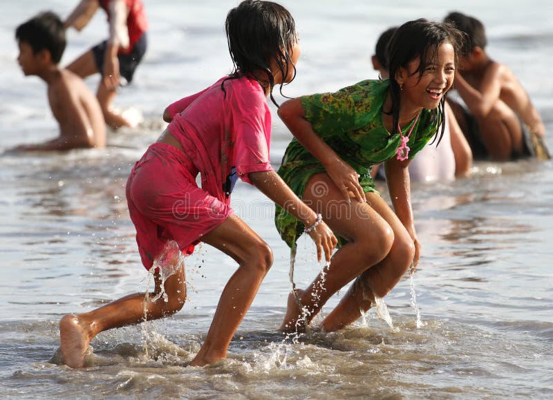 KINDEREN DIE BIJ HET STRAND IN INDONESIË SPELEN stock afbeeldingen KINDEREN DIE BIJ HET STRAND IN INDONESIË SPELEN stock afbeeldingen
