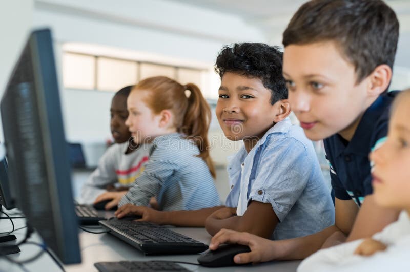 Kinderen die computer in school met behulp van stock foto's Kinderen die computer in school met behulp van stock foto's