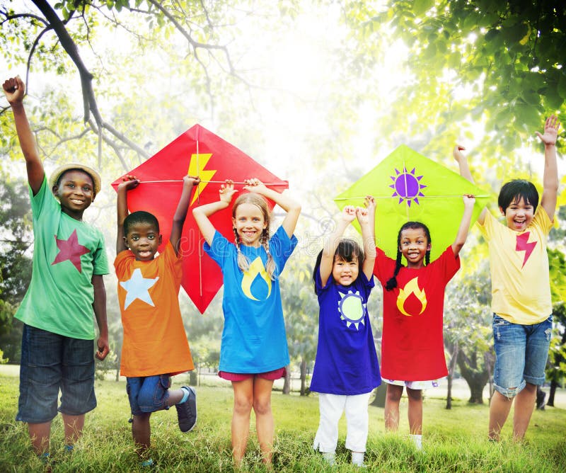 Kinderen die Concept van de Vlieger het Speelse Vriendschap vliegen royalty-vrije stock afbeeldingen Kinderen die Concept van de Vlieger het Speelse Vriendschap vliegen royalty-vrije stock afbeeldingen