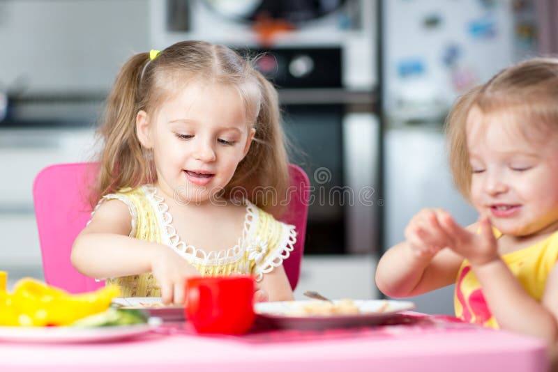 Kinderen die gezond voedsel in kinderdagverblijf eten of thuis