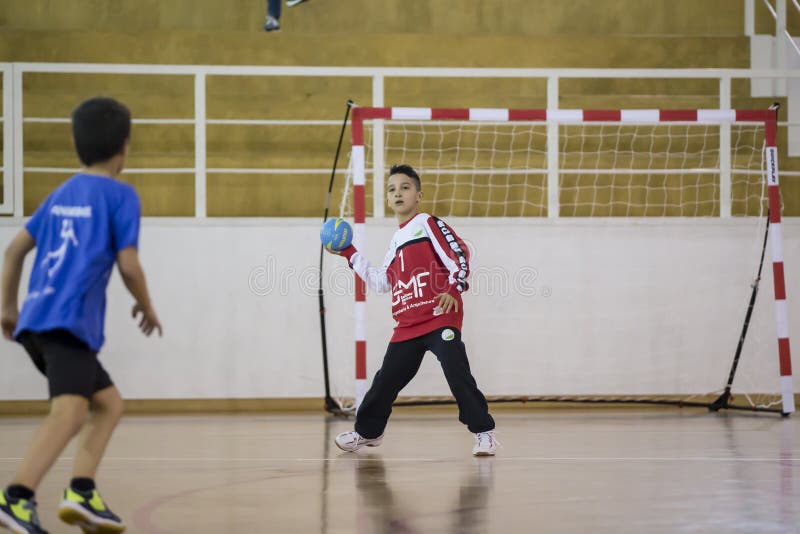 Kinderen die handbal spelen stock afbeeldingen Kinderen die handbal spelen stock afbeeldingen