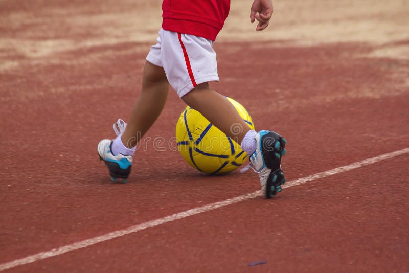 Kinderen die met de bal lopen stock afbeeldingen Kinderen die met de bal lopen stock afbeeldingen