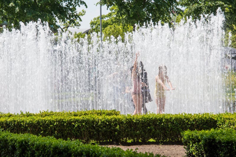 15,406 De Kinderen Spelen Water Foto's - gratis en royaltyvrije stockfoto's  uit Dreamstime - Pagina 4