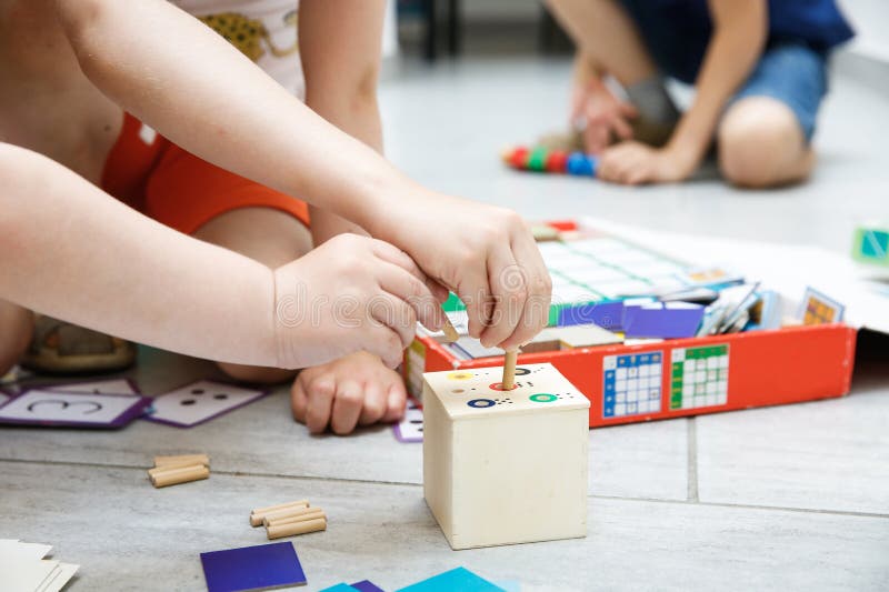 Kinderen die met eigengemaakt onderwijsspeelgoed spelen royalty-vrije stock foto's Kinderen die met eigengemaakt onderwijsspeelgoed spelen royalty-vrije stock foto's