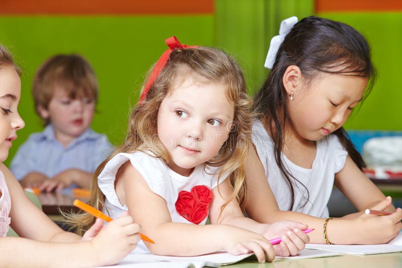 Kinderen die met pennen trekken royalty-vrije stock foto's Kinderen die met pennen trekken royalty-vrije stock foto's