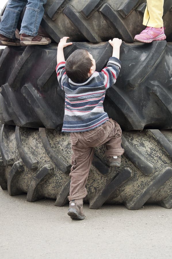 Kinderen die op banden spelen stock foto Kinderen die op banden spelen stock foto