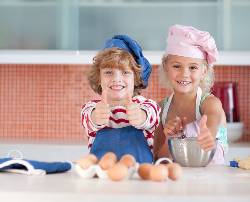 Kinderen die pret in de Keuken hebben stock afbeeldingen Kinderen die pret in de Keuken hebben stock afbeeldingen