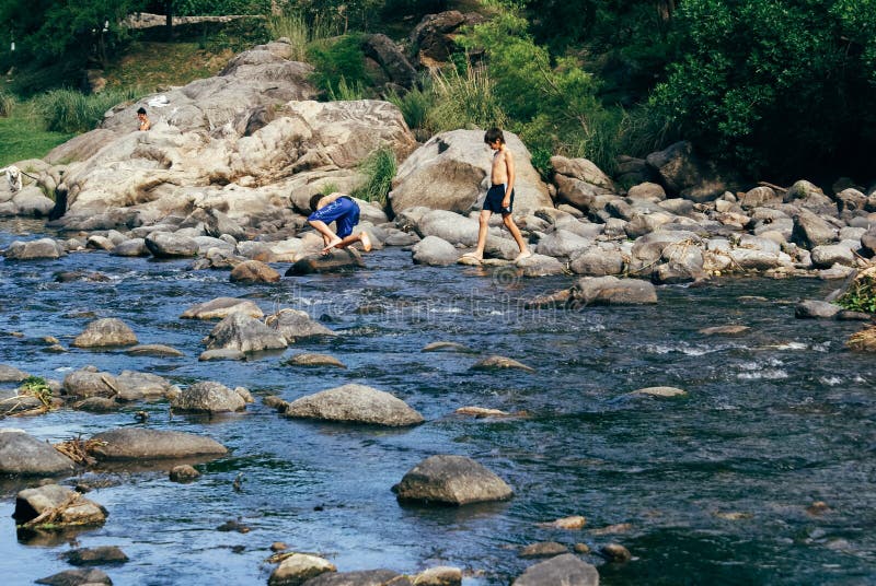 Kinderen die in Santa Rosa River spelen
