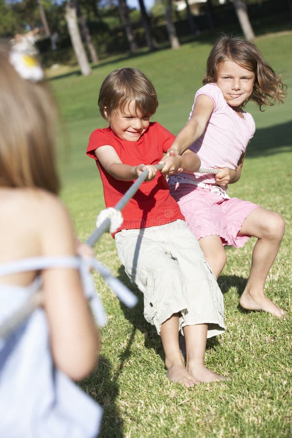 Kinderen die Touwtrekwedstrijd spelen stock afbeeldingen Kinderen die Touwtrekwedstrijd spelen stock afbeeldingen