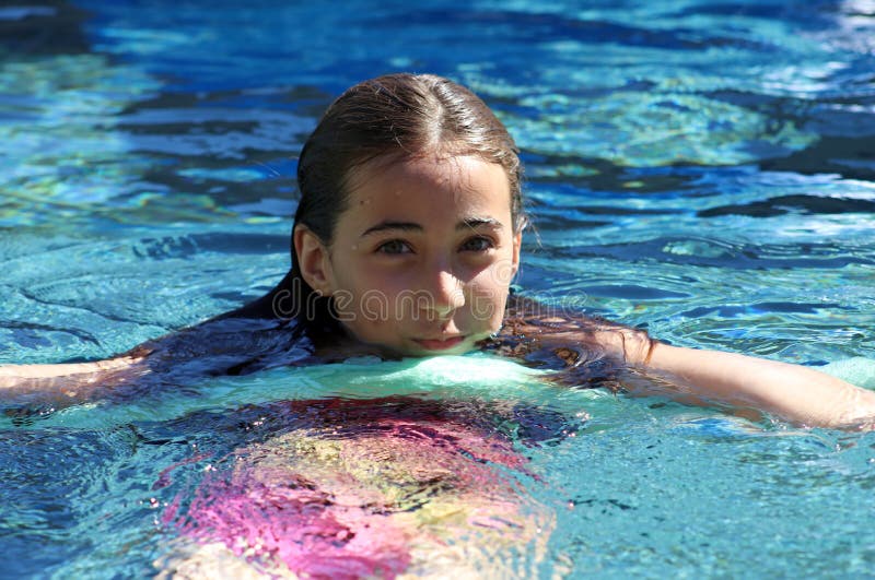 Kinderen die van meisje de groene ogen bij pool bij tropische toevlucht in Los Cabos Mexico spelen royalty-vrije stock foto's Kinderen die van meisje de groene ogen bij pool bij tropische toevlucht in Los Cabos Mexico spelen royalty-vrije stock foto's