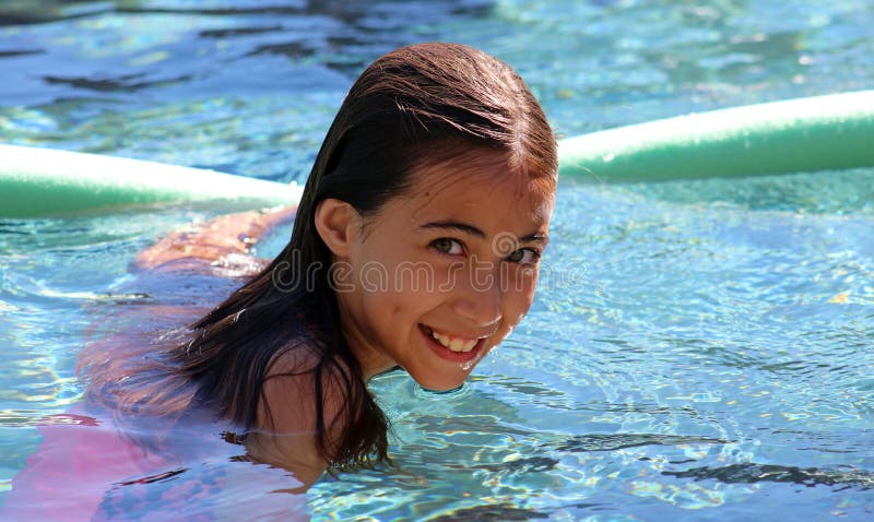Kinderen die van meisje de groene ogen bij pool bij tropische toevlucht in Los Cabos Mexico spelen stock fotografie Kinderen die van meisje de groene ogen bij pool bij tropische toevlucht in Los Cabos Mexico spelen stock fotografie