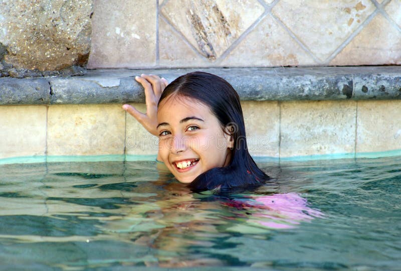 Kinderen die van meisje de groene ogen bij pool bij tropische toevlucht in Los Cabos Mexico spelen stock afbeeldingen Kinderen die van meisje de groene ogen bij pool bij tropische toevlucht in Los Cabos Mexico spelen stock afbeeldingen