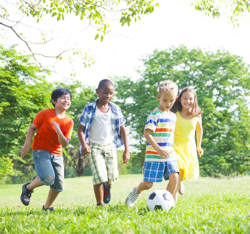 groep adverteren Ver weg Kinderen Die Voetbal in Het Park Spelen Stock Afbeelding - Image of  spontaan, spelen: 45322343