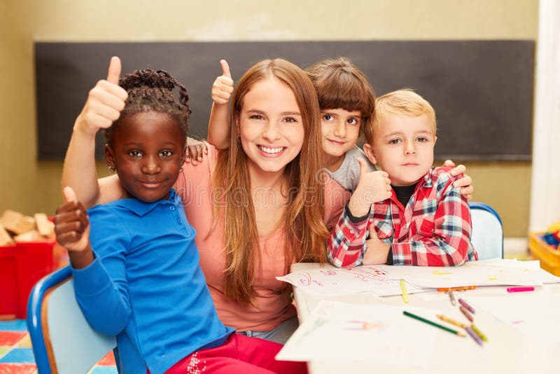 Kinderen en leraar als vrienden in kleuterschool stock foto Kinderen en leraar als vrienden in kleuterschool stock foto