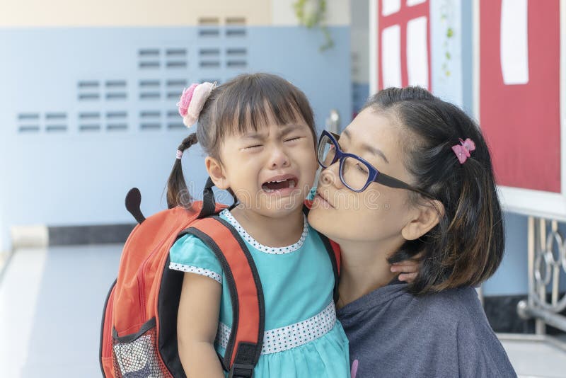 Kinderen en moeder gaat de schreeuwende eerste dag naar pre-kleuterschoolscho