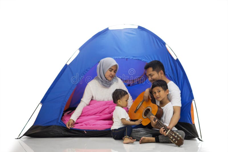 Kinderen en ouders die gitaar spelen in de tent stock fotografie Kinderen en ouders die gitaar spelen in de tent stock fotografie