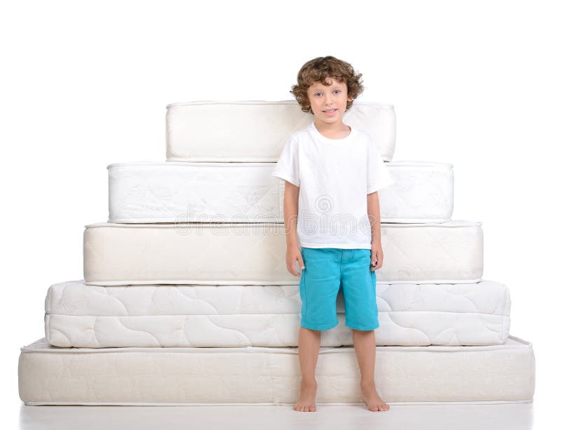 Kinderen en vele matrassen stock foto Kinderen en vele matrassen stock foto
