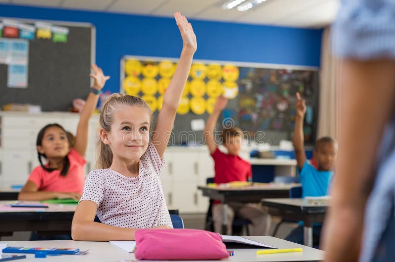 Kinderen het opheffen dient klaslokaal in stock foto's Kinderen het opheffen dient klaslokaal in stock foto's
