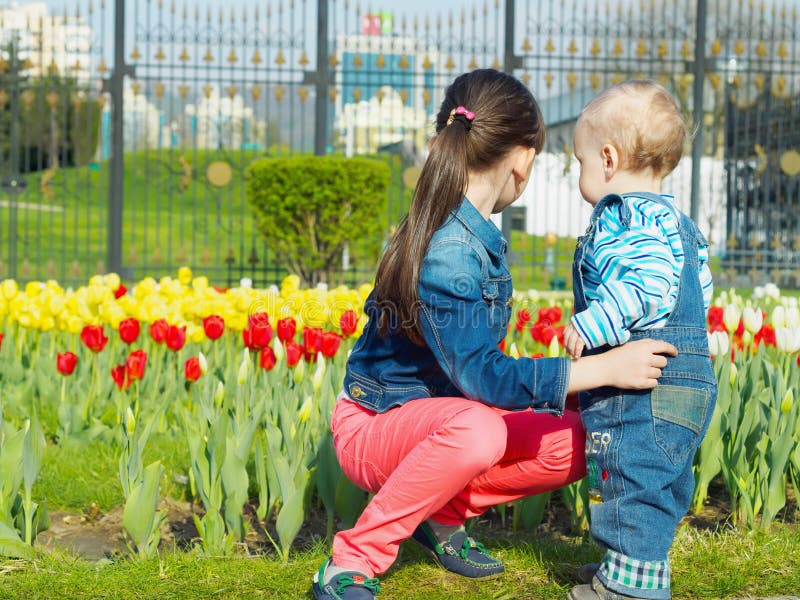 Kinderen in het park stock foto
