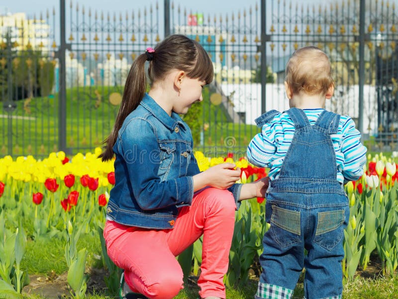 Kinderen in het park royalty-vrije stock foto