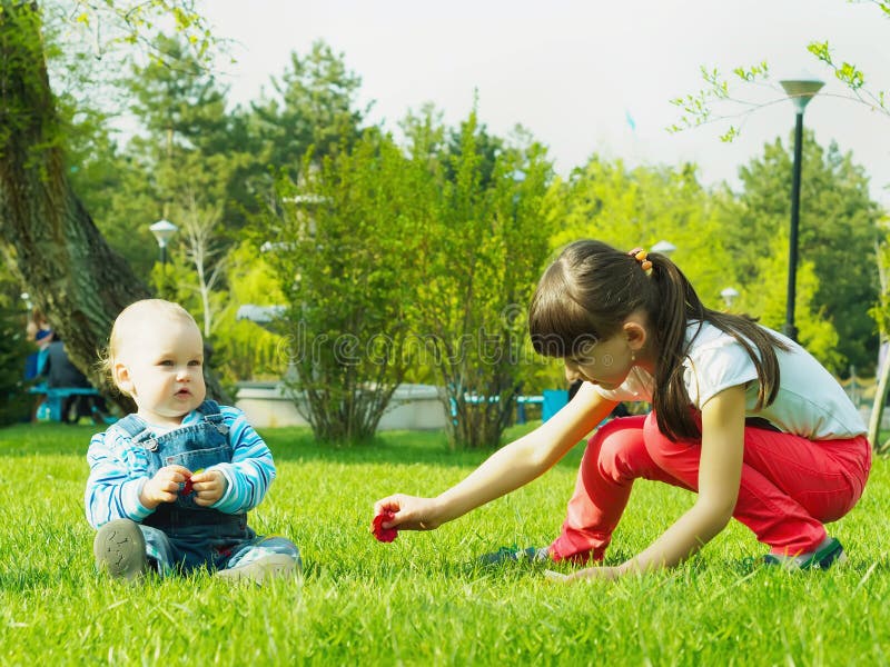 Kinderen in het park royalty-vrije stock afbeeldingen