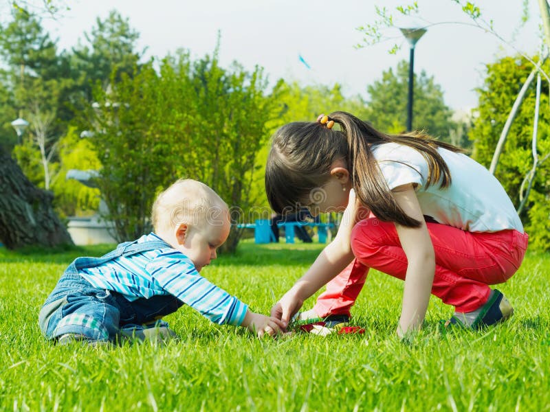 Kinderen in het park royalty-vrije stock foto's