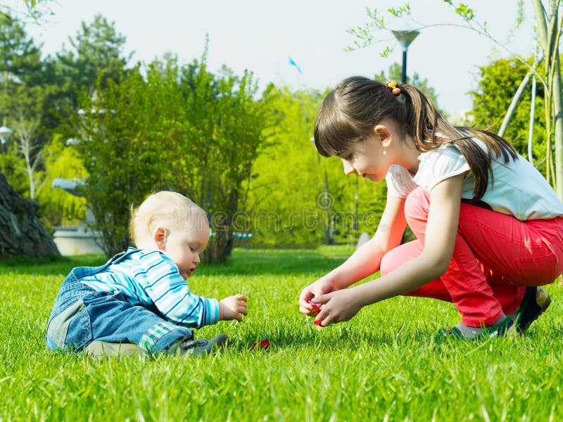 Kinderen in het park royalty-vrije stock foto