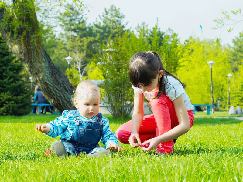 Kinderen in het park royalty-vrije stock afbeeldingen