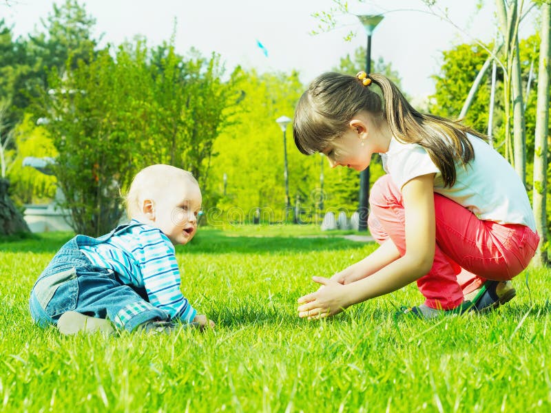 Kinderen in het park stock fotografie
