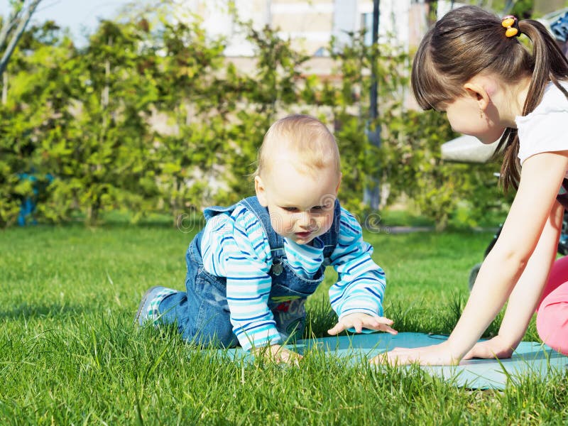 Kinderen in het park royalty-vrije stock afbeeldingen