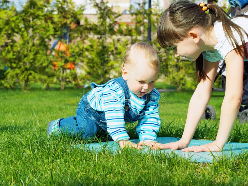 Kinderen in het park stock fotografie