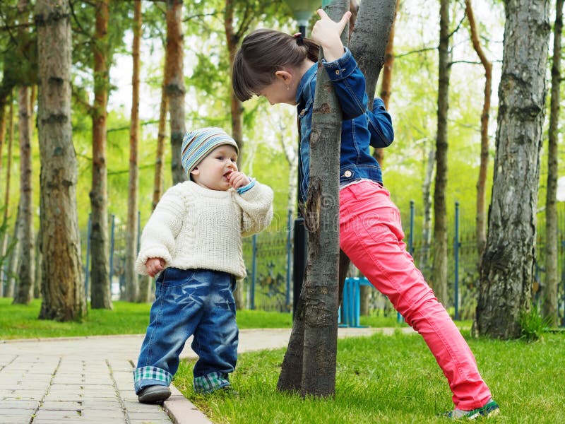 Kinderen in het park royalty-vrije stock foto
