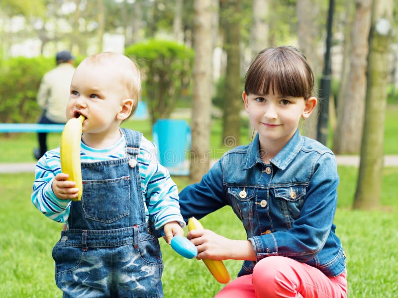 Kinderen in het park royalty-vrije stock afbeeldingen