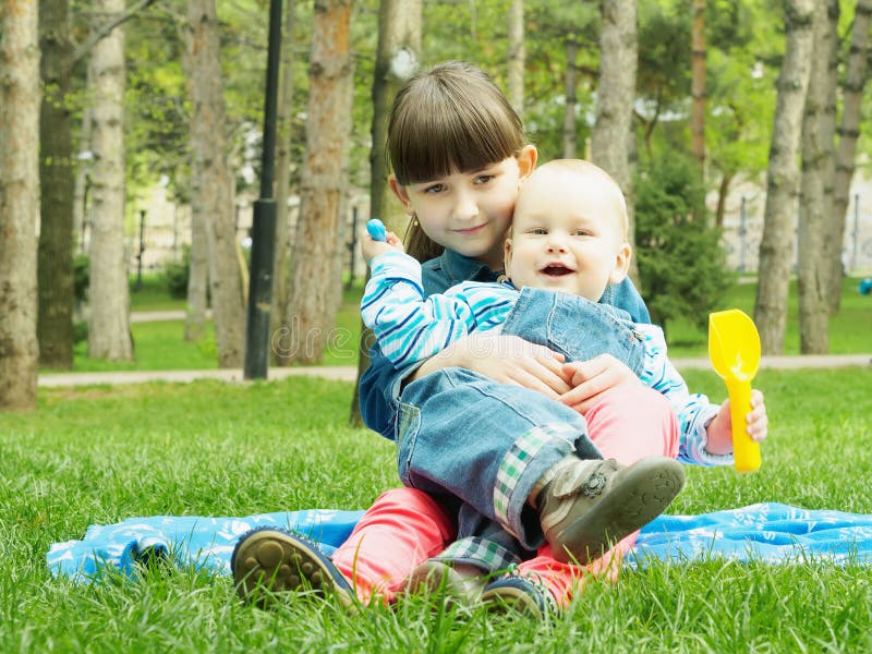 Kinderen in het park stock afbeeldingen