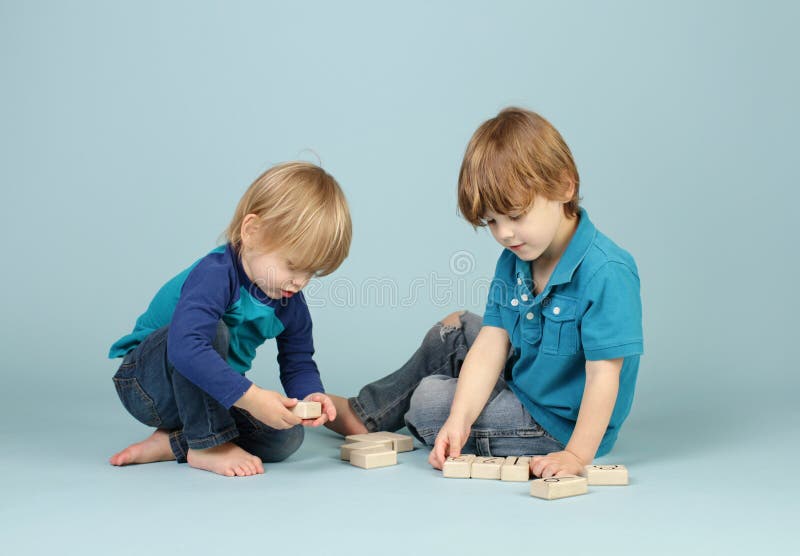 Kinderen het Spelen stock afbeeldingen Kinderen het Spelen stock afbeeldingen